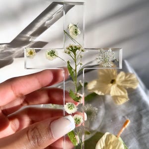 Pressed Flower Resin Cross • Dried Floral Minimalist Christian Decor • Handmade Botanical Cross Gift • Baptism Gift • Religious Decor