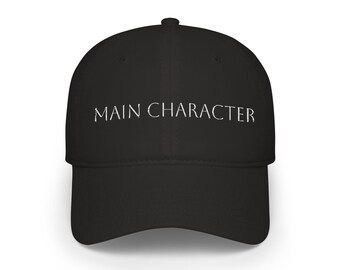 Gorra del personaje principal / Texto bordado