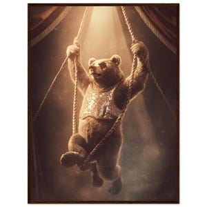 Può includere: Un orso bruno con un gilet di paillettes si dondola su una corda in un ambiente circense. L'orso è sospeso a mezz'aria, con le braccia alzate, che tiene la corda. Lo sfondo presenta un riflettore e una tenda scura.