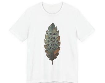 Feder Zitat "Stärke ist nur Weichheit tragen Rüstung" T-Shirt | Feder-Grafik-T-Shirt