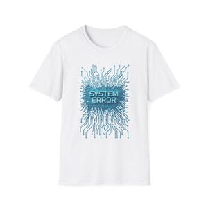 Könnte beinhalten: Weißes T-Shirt mit einem blauen Leiterplatten-Design und dem Text "SYSTEM ERROR". Das Design hat eine digitale, technikinspirierte Ästhetik. Das Shirt ist ein klassischer Rundhalsausschnitt.