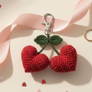 Patrón de crochet para llavero de cereza con forma de corazón en PDF / Regalo de San Valentín fácil y bonito para tu pareja / Amigurumi de amor / Descarga instantánea
