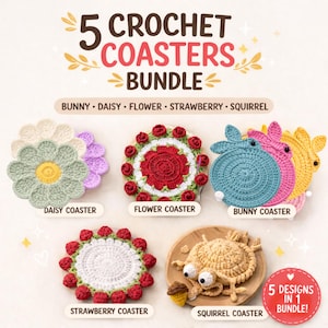 Könnte beinhalten: Ein Set aus fünf gehäkelten Untersetzern mit verschiedenen Designs: Gänseblümchen, Blume, Hase, Erdbeere und Eichhörnchen. Die Untersetzer sind in verschiedenen Farben erhältlich, darunter Grün, Rot, Blau, Rosa und Gelb. Der Text auf dem Bild lautet "5 Crochet Coasters Bundle."