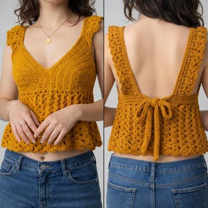 Könnte beinhalten: Ein Set aus drei Keramikbechern mit gesprenkelter, cremefarbener Glasur. Jeder Becher zeigt ein handgemaltes Blumendesign in Blau-, Grün- und Gelbtönen. Die Becher haben eine einfache, abgerundete Form und einen bequemen Griff.