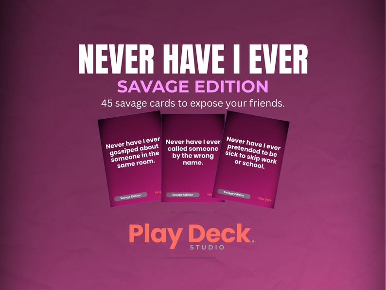 以下が含まれることがあります： 「NEVER HAVE I EVER SAVAGE EDITION」と書かれたゲームボックスと、「Never have I ever gossiped about someone in the same room」などの文章が書かれた3枚のカード。Play Deck Studioのゲームです。