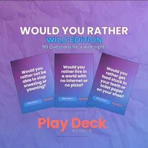 Könnte beinhalten: Ein Kartenspiel namens "Would You Rather Wild Edition" mit 90 Fragen für eine wilde Nacht. Das Bild zeigt drei Karten mit Fragen vor einem lila Hintergrund. Das Play Deck Studio-Logo befindet sich unten.