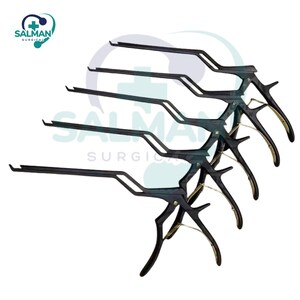 Peut inclure: Plusieurs pinces chirurgicales noires et dorées. Elles sont disposées en éventail, avec le logo "Salman Surgical" en haut à gauche. Les pinces ont une poignée et des mâchoires distinctives, conçues pour les interventions médicales.