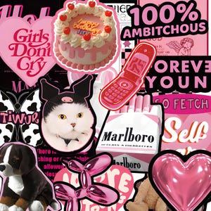 Op de afbeelding: Een collage van roze stickers en afbeeldingen. Bevat een roze taart met kersen, een klaptelefoon, een kat met een varkenshoed, een pakje Marlboro-sigaretten en hartvormige stickers met tekst zoals "Girls Don't Cry".