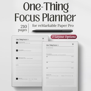 Może przedstawiać: Cyfrowy planer One-Thing Focus dla reMarkable Paper Pro z 210 stronami i 2 opcjami układu. Obraz przedstawia czarny rysik nad dwoma ekranami tabletów z białymi szablonami planera z czarnym tekstem, liniami i polami wyboru.