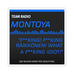 Könnte beinhalten: Ein Aufkleber mit schwarzem Hintergrund und blauen Akzenten. Der Text lautet "TEAM RADIO MONTOYA" über einem Zitat: "F**KING! F**KING RÄIKKÖNEN! WHAT A F**KING IDIOT!" Der Text unten lautet "2002 BELGIAN GRAND PRIX (QUALIFYING)".