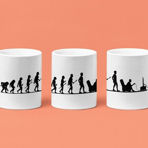 Peut inclure: Trois mugs en céramique blanche avec un motif de silhouette noire représentant l'évolution humaine, se terminant par une personne jouant à des jeux vidéo. Les mugs sont sur un fond orange.