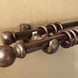 Barra de cortina doble de madera maciza, acabado nogal, barra para cortinas de ventana, decoración rústica, barra de cortina de madera