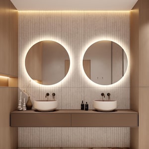 Könnte beinhalten: Modernes Badezimmerdesign mit zwei runden Spiegeln mit beleuchteten Rändern. Darunter befinden sich zwei weiße Aufsatzwaschbecken mit dunklen Armaturen, die auf einem braunen, schwebenden Waschtisch platziert sind. Die Wände sind hellbeige mit vertikalen Linien, der Boden hat ein Marmormuster.