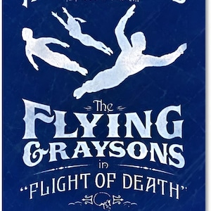 Puede incluir: Un cartel vintage sobre un fondo azul oscuro, que anuncia "Haly's Circus" y "The Flying Graysons" en "Flight of Death". Se presentan siluetas blancas de acróbatas. El texto está en una fuente vintage desgastada, que recuerda a un circo clásico.