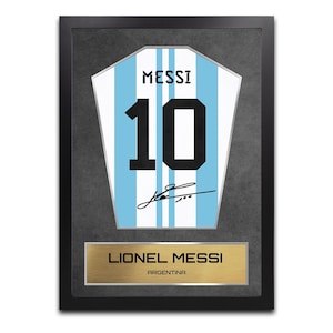 Może przedstawiać: Rustykalny drewniany szyld z napisem "Welcome to our home" w białych literach. Szyld ma postarzaną powierzchnię i prosty, zachęcający design, idealny do dekoracji drzwi wejściowych.