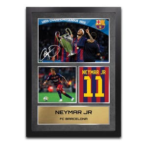 Puede incluir: Memorabilia enmarcada de Neymar Jr. Incluye fotos de Neymar Jr. con el trofeo de la Liga de Campeones de la UEFA, una camiseta con el número 11 y una foto de él jugando al fútbol. El marco tiene una placa dorada con "NEYMAR JR FC BARCELONA".