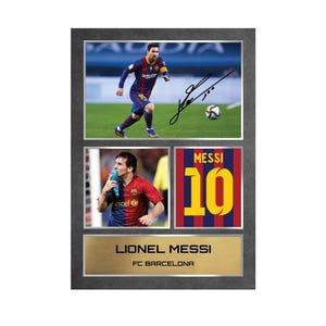 Może przedstawiać: Oprawiony kolaż z Lionelem Messim. Górna część przedstawia Messiego w stroju Barcelony, z jego podpisem. Poniżej dwa dodatkowe zdjęcia: Messi pijący z butelki i koszulka z napisem "MESSI 10". Złota tabliczka z napisem "LIONEL MESSI FC BARCELONA".