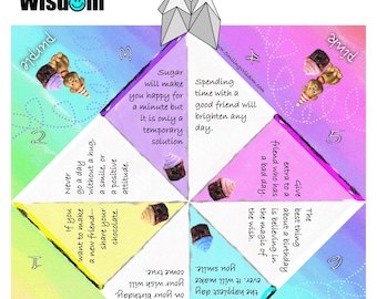 Op de afbeelding: Een kleurrijk origami fortuinvertellerspel voor verjaardagen. Het ontwerp bevat een verscheidenheid aan kleuren, tekst en illustraties, waaronder cupcakes en een lachende hond. De tekst luidt "Smiling Wisdom".