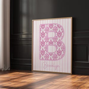 Puede incluir: Una taza de cerámica blanca con un asa negra y el texto "But First, Coffee" en negro, con una fuente de estilo manuscrito. La taza está sobre una superficie blanca.