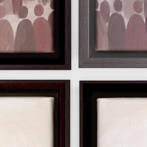 K&ouml;nnte beinhalten: Vier gerahmte Leinwandkunstwerke. Zwei zeigen abstrakte Figuren in Rosa- und Braunt&ouml;nen. Die anderen beiden Leinw&auml;nde sind leer, mit einer strukturierten, cremefarbenen Oberfl&auml;che. Die Rahmen sind dunkelbraun, grau und schwarz.