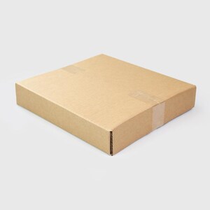 K&ouml;nnte beinhalten: Ein geschlossener, quadratischer Karton in Naturbraun. Die Box ist mit durchsichtigem Klebeband versiegelt und hat ein schlichtes, klares Design. Die Box wird wahrscheinlich f&uuml;r den Versand oder die Lagerung verwendet.