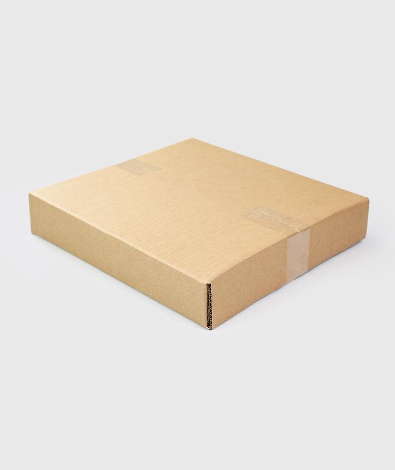 K&ouml;nnte beinhalten: Ein geschlossener, quadratischer Karton in Naturbraun. Die Box ist mit durchsichtigem Klebeband versiegelt und hat ein schlichtes, klares Design. Die Box wird wahrscheinlich f&uuml;r den Versand oder die Lagerung verwendet.