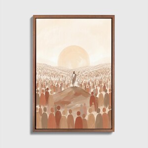 K&ouml;nnte beinhalten: Gerahmter Kunstdruck, der eine Figur in wei&szlig;em Gewand zeigt, die auf einem H&uuml;gel steht und eine Menschenmenge anspricht. Das Kunstwerk verwendet warme, erdige T&ouml;ne und zeigt eine gro&szlig;e Sonne im Hintergrund. Der Druck ist in einem Holzrahmen.
