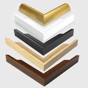 K&ouml;nnte beinhalten: Eine Auswahl an Bilderrahmen-Ecken in verschiedenen Farben und Ausf&uuml;hrungen. Die Auswahl umfasst Gold, Wei&szlig;, Schwarz, Naturholz und Dunkelbraun. Jede Ecke zeigt einen anderen Stil und eine andere Textur.