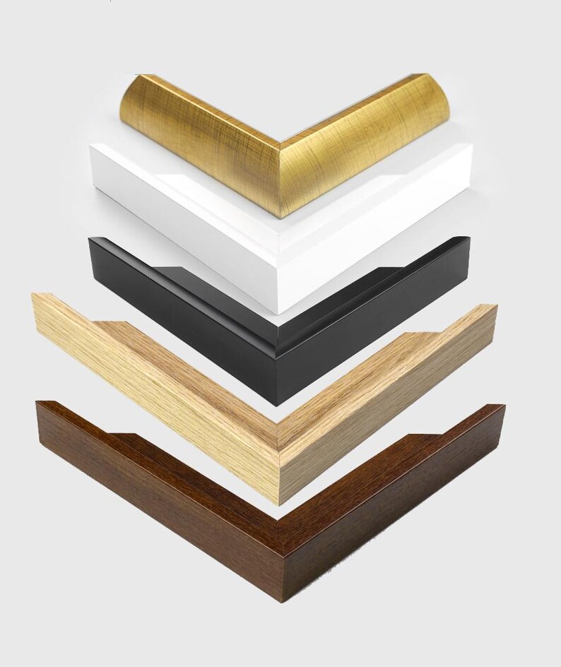 K&ouml;nnte beinhalten: Eine Auswahl an Bilderrahmen-Ecken in verschiedenen Farben und Ausf&uuml;hrungen. Die Auswahl umfasst Gold, Wei&szlig;, Schwarz, Naturholz und Dunkelbraun. Jede Ecke zeigt einen anderen Stil und eine andere Textur.
