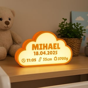 Op de afbeelding: Een oranje wolk-vormige nachtlamp met de naam "MIHAEL". Het toont de datum 18.04.2025, tijd 11:05, lengte 55cm en gewicht 3700g. Het licht staat op een houten oppervlak.