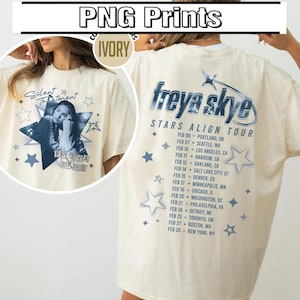 Puede incluir: Camiseta color marfil con un gráfico de Freya Skye, el texto "Silent Treatment" y fechas de la gira. La parte trasera de la camiseta muestra "freya skye STARS ALIGN TOUR" con lugares y fechas de la gira. La camiseta tiene un corte holgado.