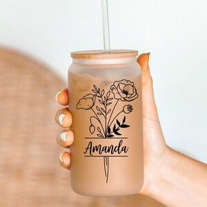 Personalisierter Glasbecher mit Namen Geschenk für Mama Kundenspezifische Kaffeetasse mit Blumenmuster Geburtsblumen-Glasbecher für Brautjungfer Geschenk