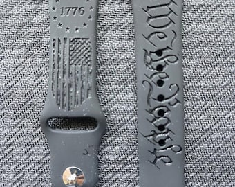 Correa de Apple Watch grabada "We the People" / Correas de silicona grabadas con láser personalizadas / Regalo único para él y para ella / Serie Apple Watch