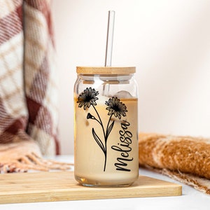 Personalisierter Glasbecher mit Namen Geschenk für Mama Kundenspezifische Kaffeetasse mit Blumenmuster Geburtsblumen-Glasbecher für Brautjungfer Geschenk