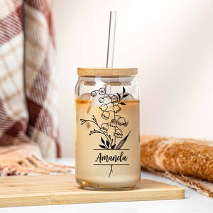 Personalisierter Glasbecher mit Namen Geschenk für Mama Kundenspezifische Kaffeetasse mit Blumenmuster Geburtsblumen-Glasbecher für Brautjungfer Geschenk