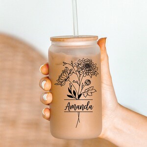 Personalisierter Glasbecher mit Namen Geschenk für Mama Kundenspezifische Kaffeetasse mit Blumenmuster Geburtsblumen-Glasbecher für Brautjungfer Geschenk