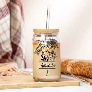 Personalisierter Glasbecher mit Namen Geschenk für Mama Kundenspezifische Kaffeetasse mit Blumenmuster Geburtsblumen-Glasbecher für Brautjungfer Geschenk
