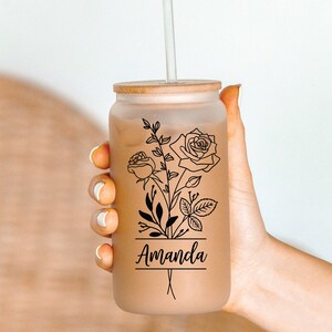 Personalisierter Glasbecher mit Namen Geschenk für Mama Kundenspezifische Kaffeetasse mit Blumenmuster Geburtsblumen-Glasbecher für Brautjungfer Geschenk