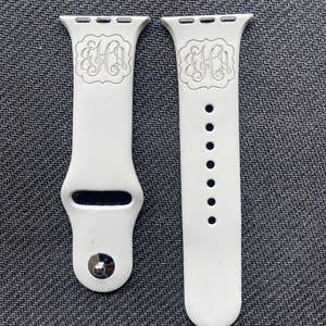 Monogram gepersonaliseerde gegraveerde Apple Watch-band | Op maat gemaakte lasergegraveerde siliconen bandjes | Uniek cadeau voor hem en haar | Apple Watch-serie