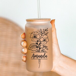 Personalisierter Glasbecher mit Namen Geschenk für Mama Kundenspezifische Kaffeetasse mit Blumenmuster Geburtsblumen-Glasbecher für Brautjungfer Geschenk