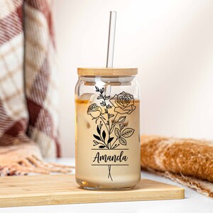 Personalisierter Glasbecher mit Namen Geschenk für Mama Kundenspezifische Kaffeetasse mit Blumenmuster Geburtsblumen-Glasbecher für Brautjungfer Geschenk