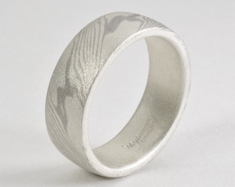 Anillo Mokume Gane, ancho: oro blanco paladiado de 14 quilates y plata de ley con forro de plata de ley. Anillo Mokume Gane.