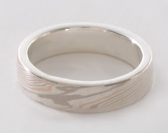 Anillo Mokume Gane Tricolor, Estrecho: Oro blanco paladio de 14 quilates, oro rosa/rojo de 14 quilates y Mokume Gane de plata de ley con forro de plata de ley.