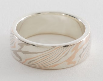 Anillo Mokume Gane Tricolor, Ancho: Oro blanco paladiado de 14 quilates, oro rosa/rojo de 14 quilates y plata de ley con engaste Mokume Gane y forro de plata de ley.