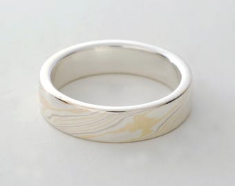 Anillo Mokume Gane de cuatro colores, estrecho: oro amarillo, rojo y blanco paladio de 18 quilates con Mokume Gane de plata de ley y forro de plata de ley.
