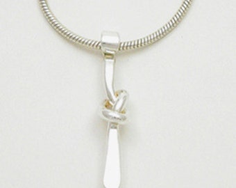 Colgante de plata de ley con nudo simple