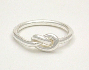 Anillo con nudo simple, plata de ley