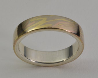 Mokume Gane Band Trigold, schmal: 18K Palladium Weiß, Rot / Rose und Gelbgold Mokume Gane, mit einem Sterling Silber Liner. Mokume Gane Ring