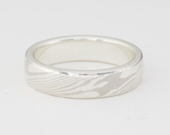 Anillo Mokume Gane: Anillo Mokume Gane de oro blanco paladiado de 14 quilates y plata de ley con forro de plata de ley, estrecho. Anillo Mokume Gane.
