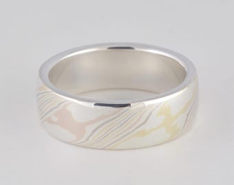 Anillo Mokume Gane de cuatro colores, ancho: oro amarillo, rojo y blanco paladio de 18 quilates con Mokume Gane de plata de ley y forro de plata de ley.